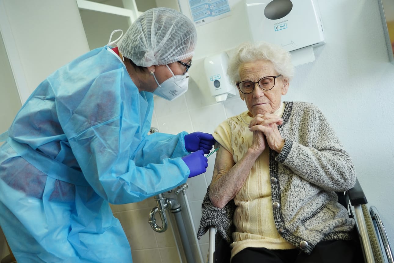 Osa yli 80-vuotiaista suomalaisista ei ota koronavirusrokotetta. Rokotuskattavuus ikäryhmässä on noussut noin 85 prosenttiin, mutta se kasvaa enää hitaasti. Saksassa 91-vuotias nainen sai ensimmäisten joukossa koronavirusrokotteen 27. joulukuuta.
