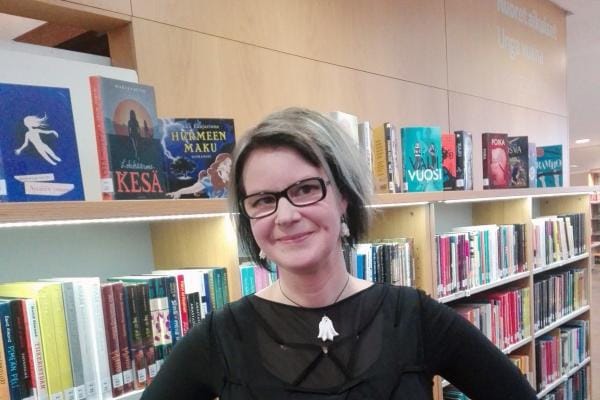 Vaasalainen kustantaja ja kirjailija Tiina Hautala palkittiin työstään lasten- ja nuorten kauhukirjallisuuden edistämiseksi. Kuva: Pia Timberg