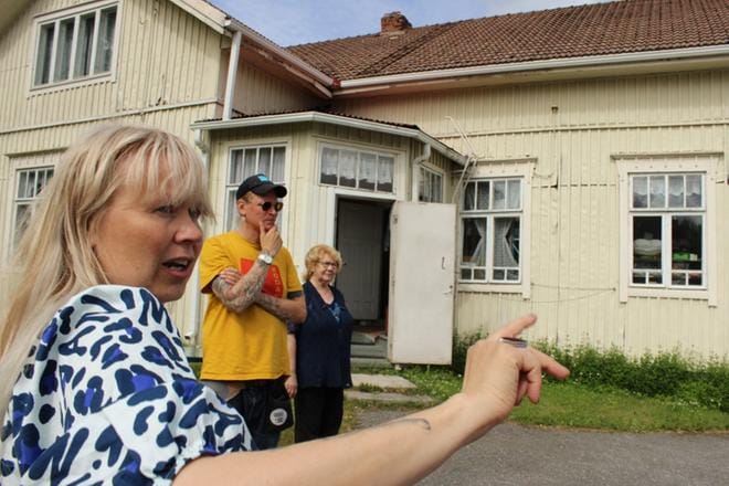 Isojoen Torikirppiksen pihamaa on muuttumassa elokuvanäyttämöksi. Ohjaaja Paola Suhonen, ja lavastaja Kimi Kanervo suunnittelevat Alli Penttilän seuratessa taustalla. KUVAT: TAUNO RIIHILUOMA