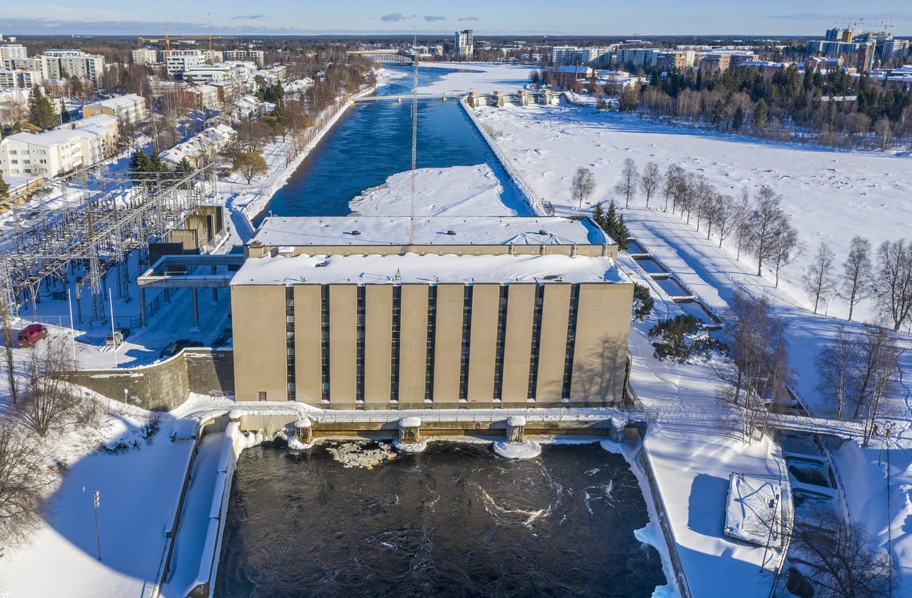 Pohjoismaiset vesivarannot ovat historiallisen alhaisella tasolla. Kuvassa on Oulujoen Merikosken voimalaitos.