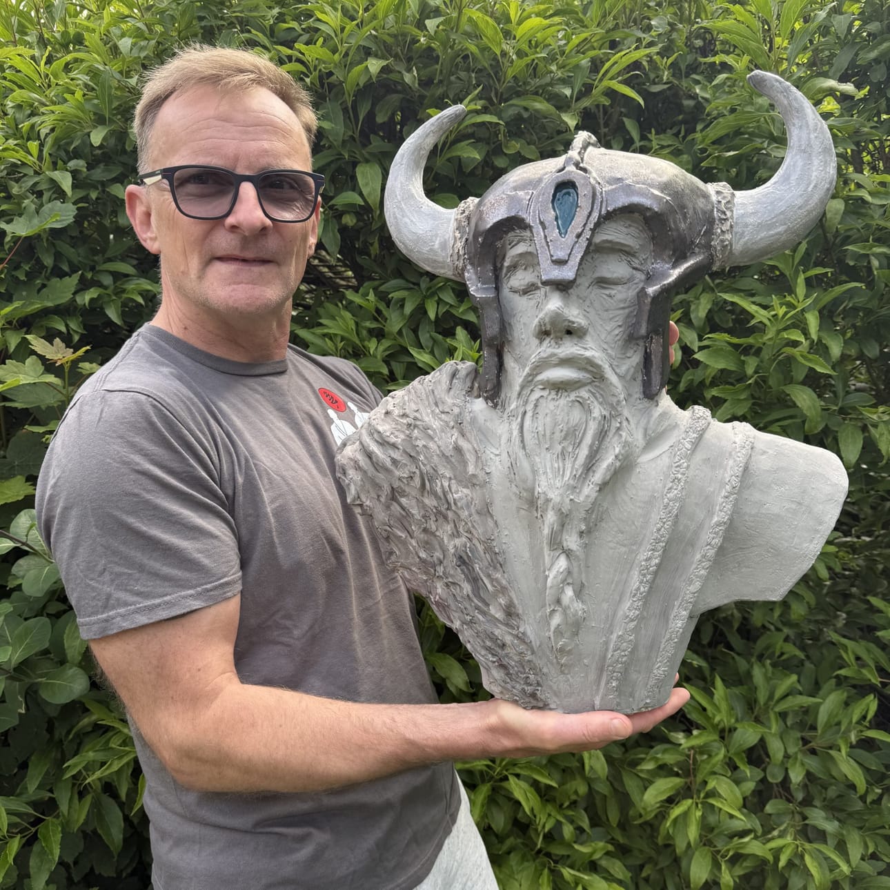 Richard Pricen soturiaiheinen kivitavarateos sai inspiraatiota muun muassa kelohirren ja Kimmo Niikkosen kotitalon väreistä.