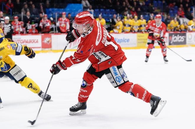 Santeri Haarala on noussut tällä kaudella Sportin edustukseen ja pärjännyt hienosti myös miesten liigassa. Kuva: Samppa Toivonen
