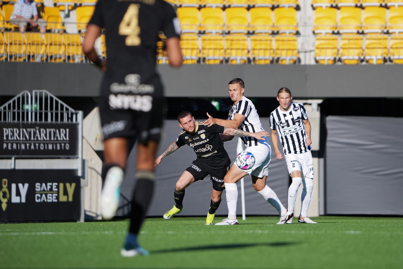 SJK ja VPS kohtasivat Suomen cupissa viimeksi kesäkuussa 2024. SJK:n Jaime Moreno ja VPS:n Martti Haukioja vääntävät jatkopaikasta tuolloin.