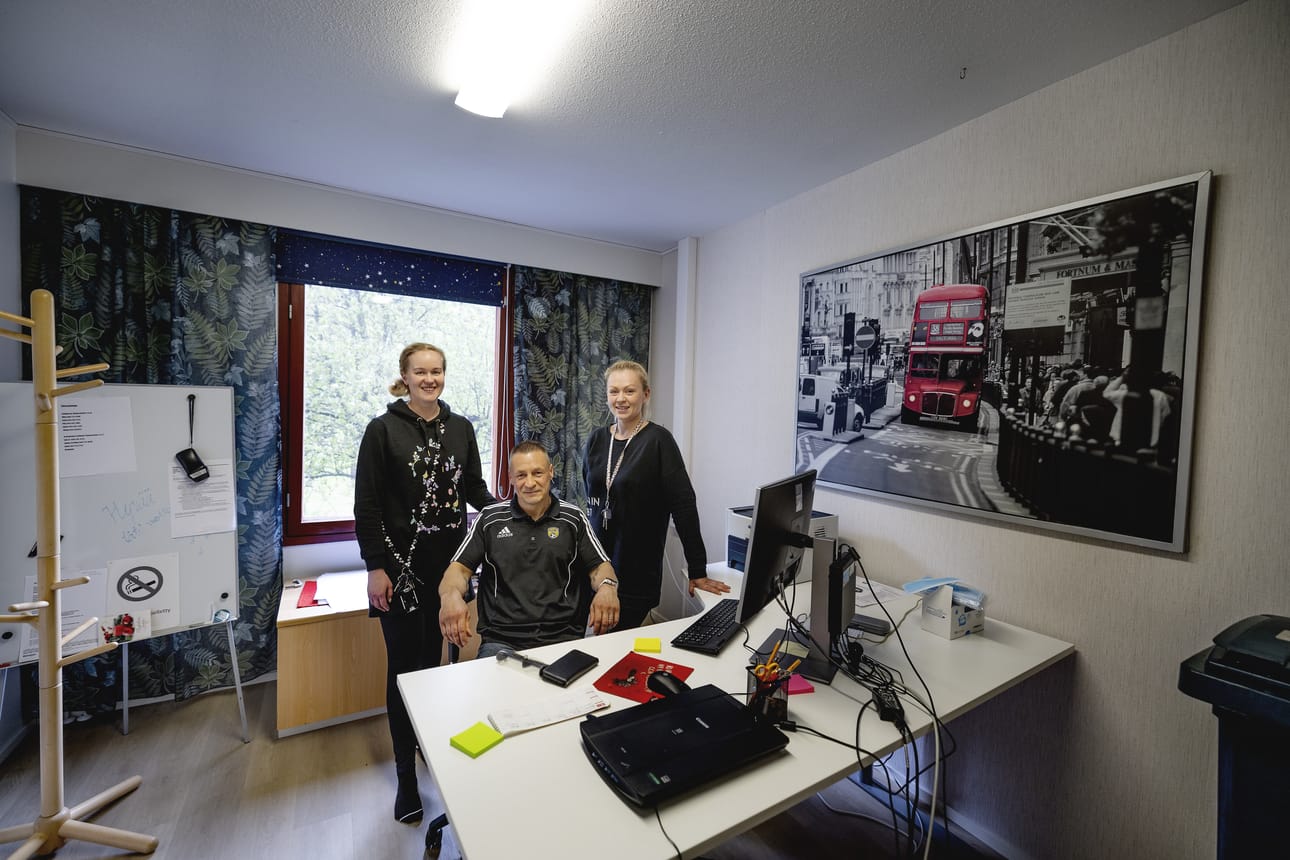 Jenni Piiroinen, Mika Fors ja Päivi Perälä tekevät kotiinpäin tehtävää päihdetyötä.