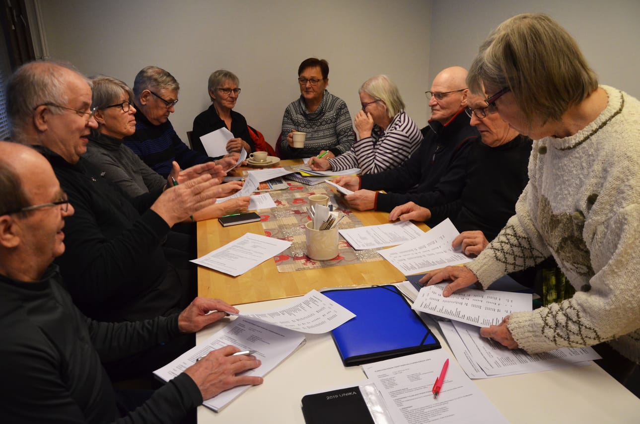 EL Posion yhdistyksen hallituksen kokouksessa 12.2.2019 Pentti Määttä (vas.), Timo Säkkinen, Pirjo Lehtiniemi, Keijo Oiva, Elvi Mäntyjärvi, Raili Ruokamo, Terttu Luksua, Asko Revonmäki, Olavi Petäjäjärvi ja Marketta Kostamo (oik.)