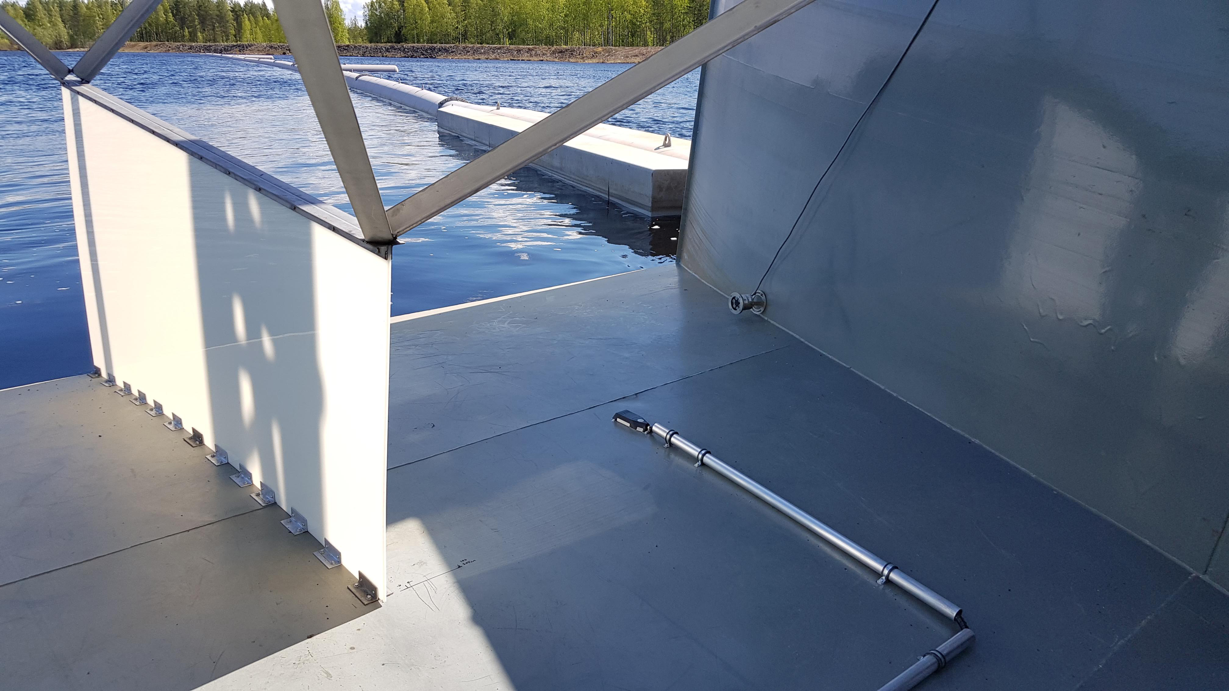 Kuvassa Haapakosken smolttien alasvaellusväylän suuosaa. Pohjalla on virtausnopeusmittari, sivulla kamera. Taustalla näkyy ohjausaita.