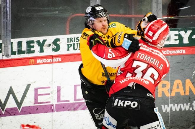 Ilkka Pikkarainen ja Juho Tommila nahistelivat.