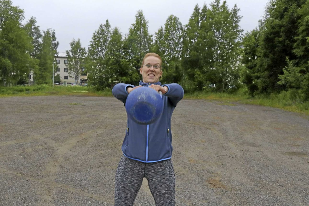 Hanna Iivonen vetää kahvakuulatunteja liikuntahallin pihalla koko kesän ajan keskiviikkoisin ja torstaisin.