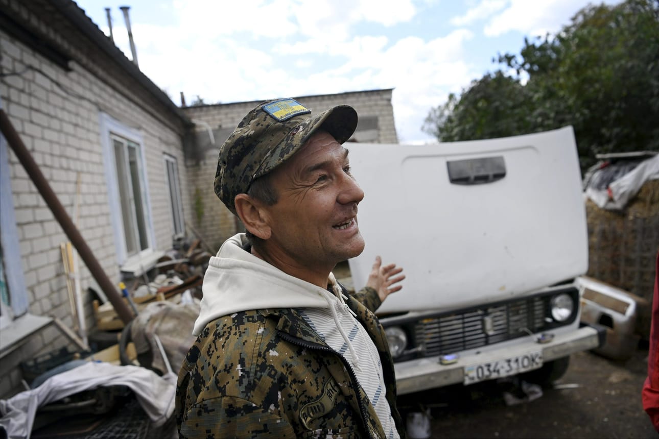 Autoja Ukrainan armeijalle korjaavaava Fedir Ruban Mykolajivissa 3. lokakuuta 2022. LEHTIKUVA / ANTTI AIMO-KOIVISTO