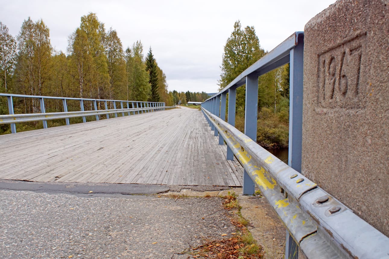 Vielä tämän sulan aikana katkeaa liikenne tämän Livojoen ylittävän Ruuhensuointien sillan remontin takia.