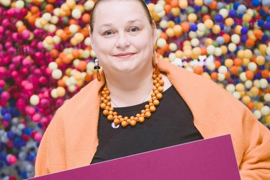 Keskustanaisten pääsihteerin Mervi Mäki-Nesteen mukaan maaseudun tasa-arvoa lisää parempien tietoliikenneyhteyksien rakentaminen.
