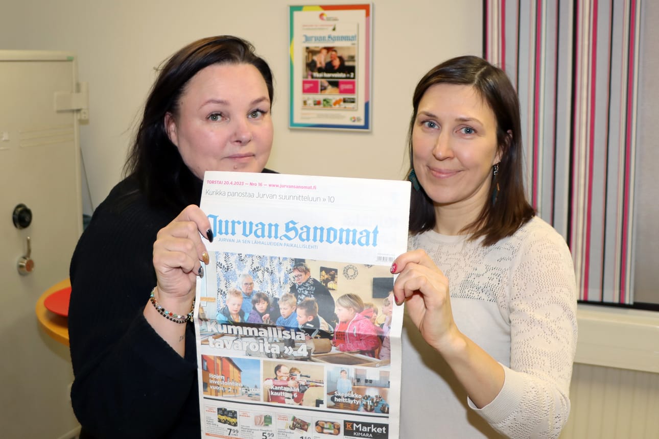 Jurvan Sanomien pitkäaikainen myyntineuvottelija Nina Logren ja tämän vuoden alusta vt. päätoimittajana toiminut Leena Nyysti pitelevät käsissään Jurvan Sanomien numeroa 16, jolla lehti nappasi paikan lehtikilpailun finaalista.