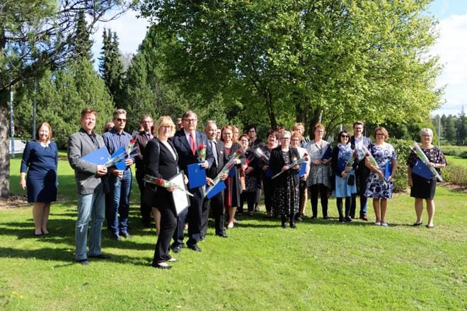 Ansioituneet kuntatyöntekijät kokoontuivat yhteiskuvaan aurinkoiseen Huhtamäenpuistoon. KUVA: EEVA-LIISA KULJU