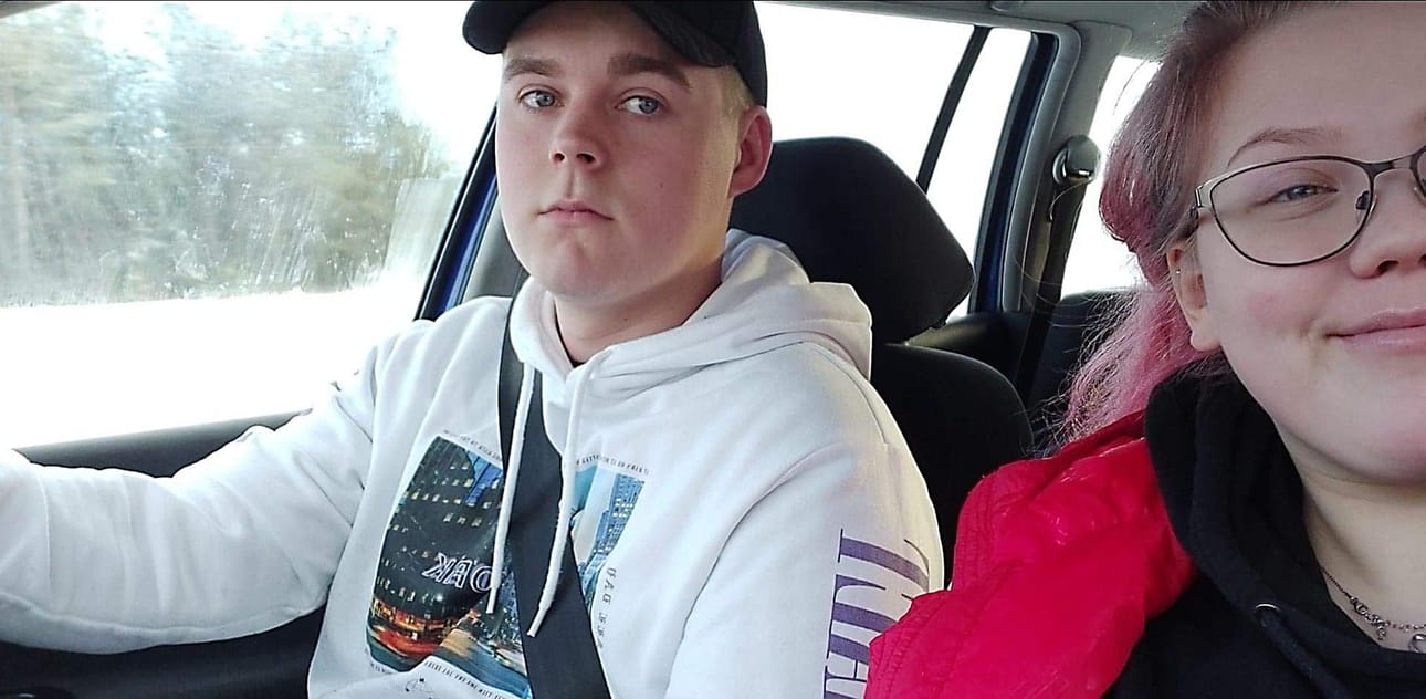 Nuorten tulevaisuus oli täynnä suunnitelmia. Yksi hetki muutti kaiken. Rajussa kolarissa kuolivat vastaan tulleen auton kuljettaja sekä Ilmari. Veera loukkaantui vakavasti.