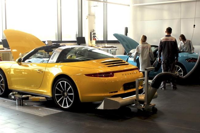 Porschen Leipzigin autotehtaan uudessa koulutuskeskuksessa tehtaalle töihin koulutettavat nuoret pääsevät tutkimaan autoja. KUVA: Johanna Jurkka