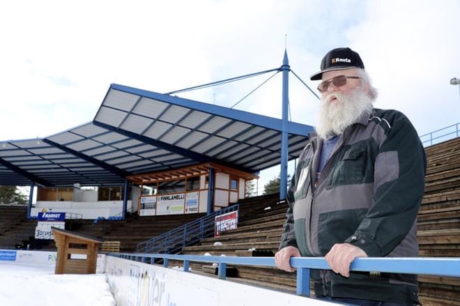 Esa Hauta-aho toivoo Ankkureiden talkooporukkaan saataisiin nuoria. Itse hän on viihtynyt talkoissa jo 36 vuotta: välillä rupatellaan ja sitten taas tehdään. KUVA: SARI HEINILÄ