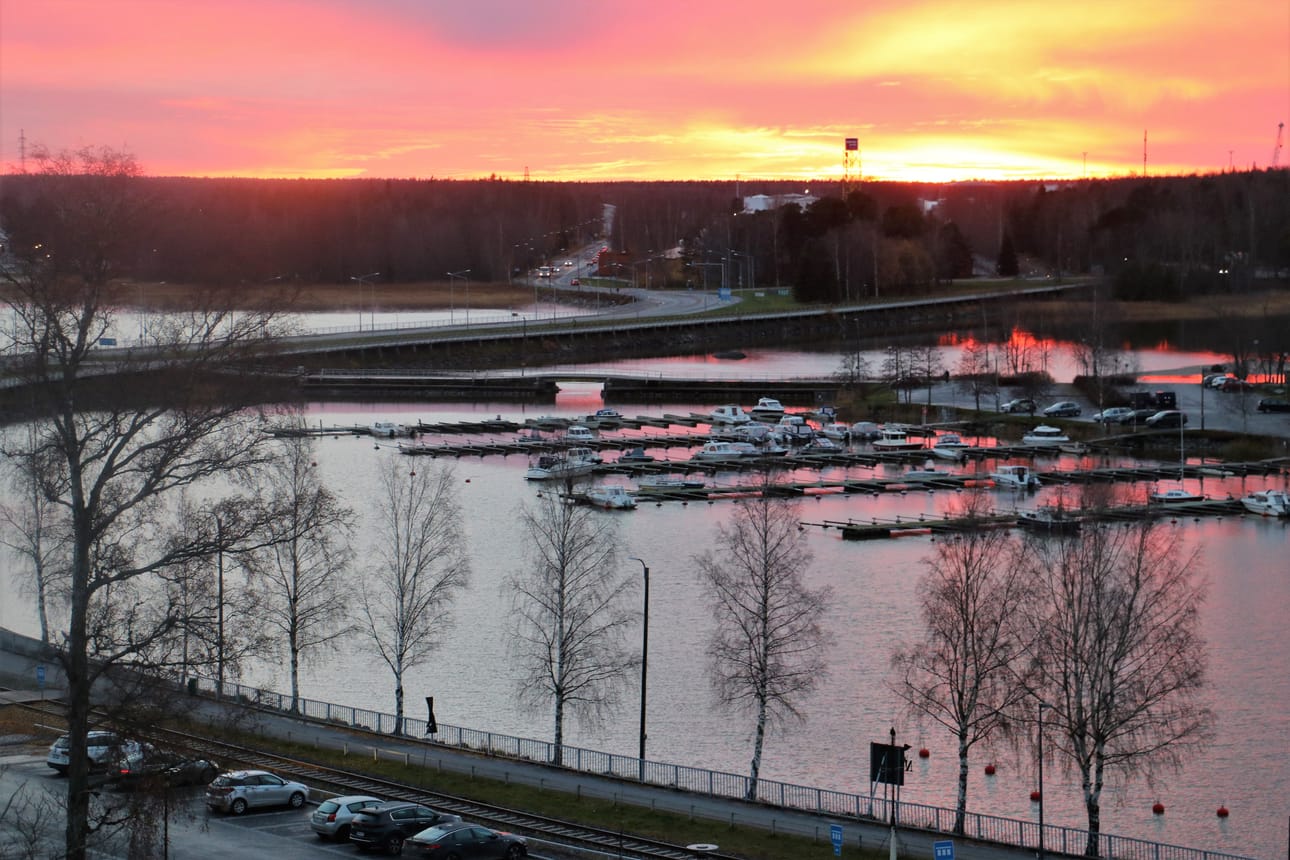 Vesibussiliikenteen visioitiin palvelevan myös kasvavaa Vaskiluodon aluetta, jonne johtava silta on jo nyt kovassa käytössä.