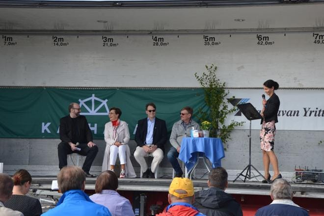 Heikki Risikko, Anne Niemi, Teemu Hakala ja Jari Syväjärvi toivat esiin yrittäjille ajankohtaisia asioita. Paneelin veti yrittäjien pyynnöstä Komiat-lehden päätoimittaja Marianne Lähde. KUVA: OUTI RANTALA
