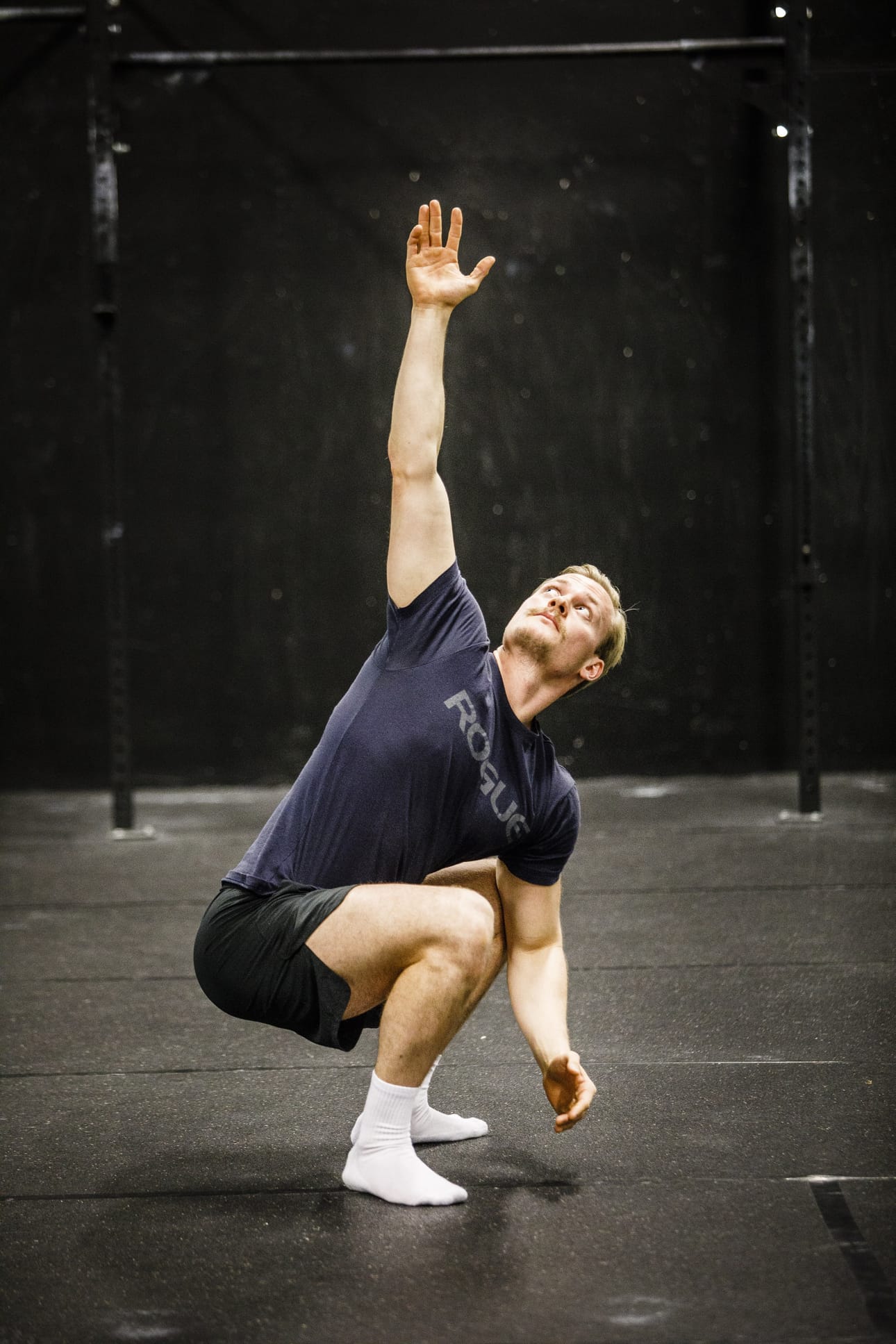 Syväkyykky rangan kierrolla Liike avaa lantion seutua, vahvistaa alaraajoja ja lisää selkärangan liikkuvuutta. Crossfit-ohjaaja Lauri Lilleberg näyttää mallia. Mene kyykkyyn mahdollisimman syvälle ja aseta kädet jalkojen väliin. On tärkeää että polvet ja varpaat osoittavat samaan suuntaan, ja paino on koko jalkapohjalla eikä päkiöillä, kantapäillä tai jalan sisäsyrjällä. Älä anna polvien painua sisäänpäin. Pidä selkä mahdollisimman suorana. Kurota sitten kättä yläviistoon taakse ja seuraa katseella sormenpäitä. Tee liike aluksi pehmeästi. Jos sinulla on vaikeuksia pitää kantapäät maassa kyykyssä, tee liike matalalla jakkaralla istuen. Tee kymmenen toistoa per puoli. Jos toinen puoli on kireämpi kuin toinen, tee sille tuplamäärä toistoja.