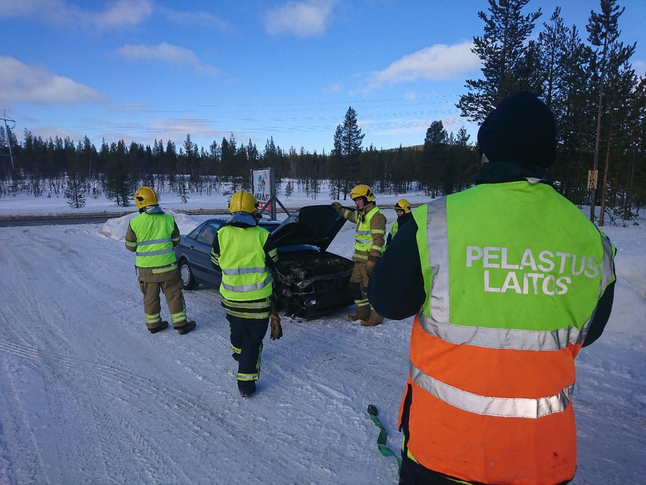 Vastaantulijoiden kaistalle ajautunut auto kärsi myös vaurioita.