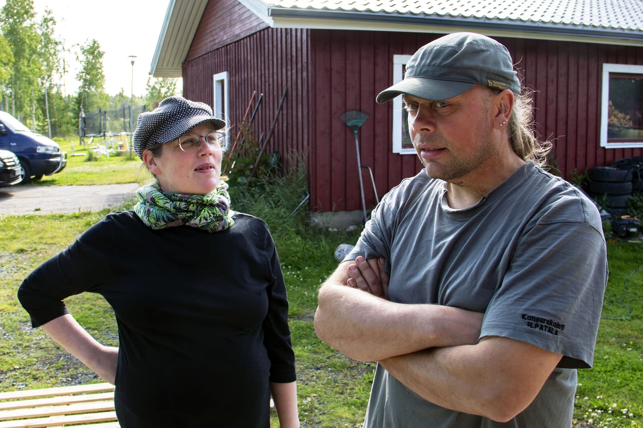 Petri Koski pyörittää marjatilaa käytännössä yksin, mutta Jaana-vaimo on hengessä mukana.