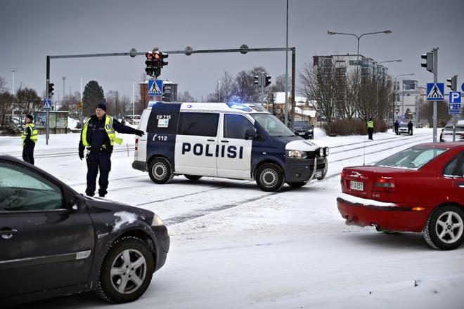 Silminnäkijähavainnon mukaan jalankulkija jäi auton alle Seinäjoen Valtionkadulla torstaina iltapäivästä. KUVAT: TOMI KOSONEN