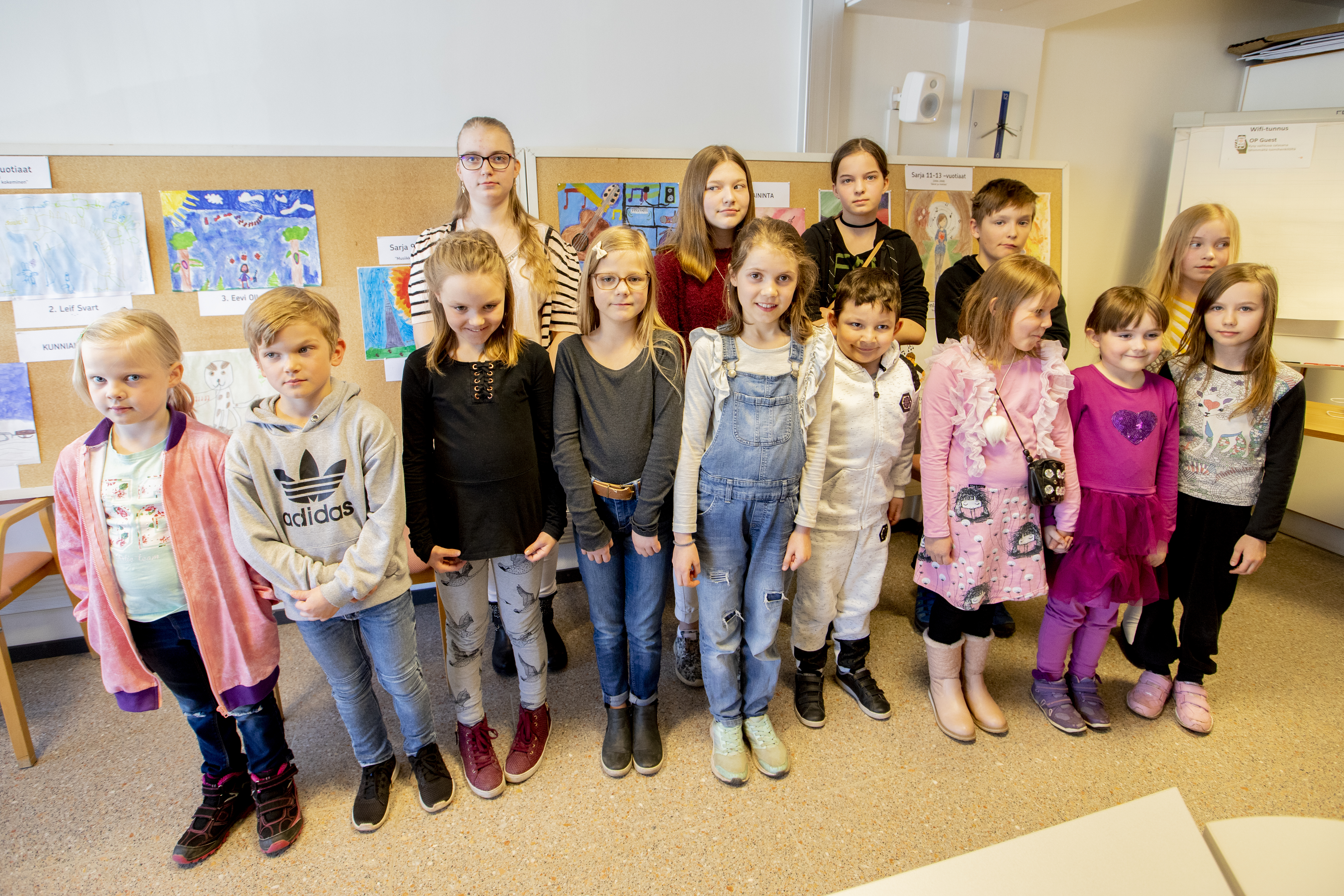 Raahen seudun Osuuspankin kuvataidekisaan lähetettiin tänä vuonna yli 300 työtä. Raadilla oli kova työ valita parhaat. Tässä he kuitenkin ovat, lähes kaikki.