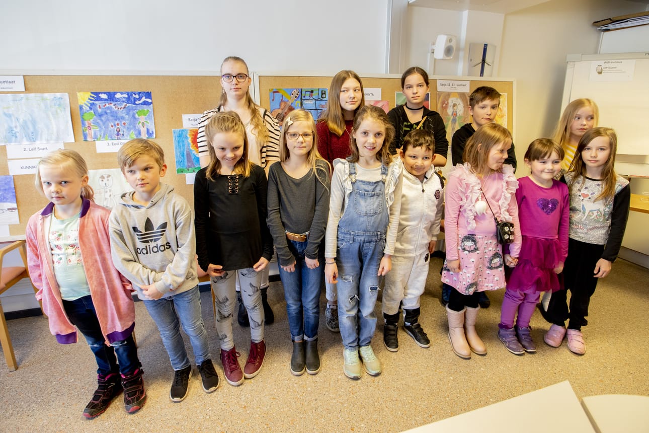 Raahen seudun Osuuspankin kuvataidekisaan lähetettiin tänä vuonna yli 300 työtä. Raadilla oli kova työ valita parhaat. Tässä he kuitenkin ovat, lähes kaikki.