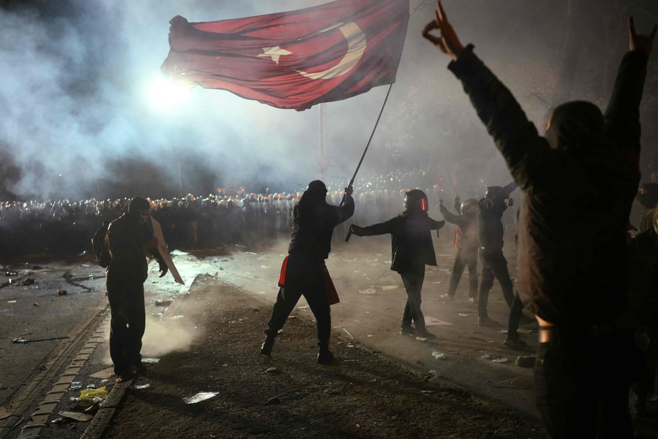 Mielenosoituksissa Turkissa on vastustettu Istanbulin pormestarin Ekrem Imamoglun kiinniottoa ja vangitsemista. LEHTIKUVA/AFP