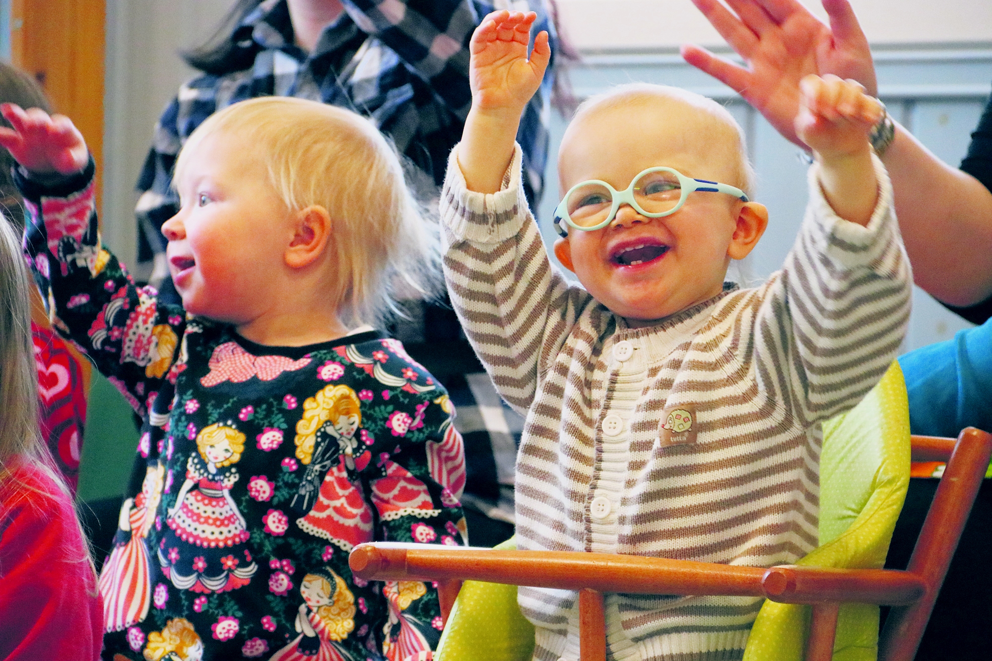 Yhteislauluna laulettu Rati riti ralla ja Pakkasherra innostivat 1 vuoden ja 4 kuukauden ikäisen Seidi Perttulan osallistumaan laululeikkiin.