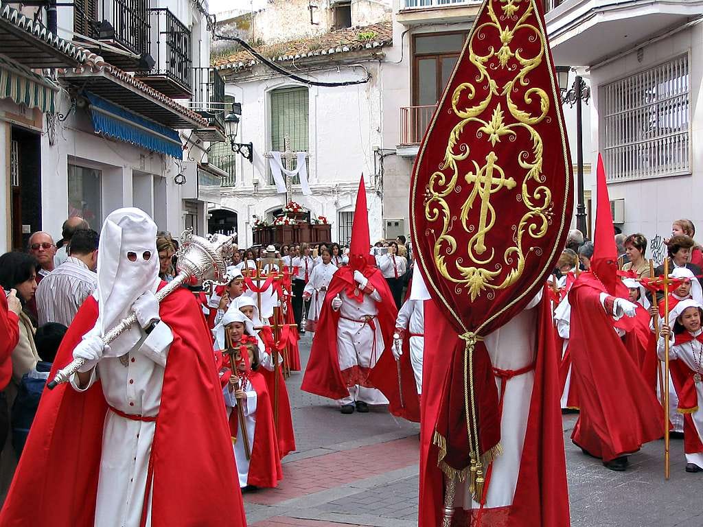 Pääsiäiskulkue vetää yleisöä eteläespanjalaisen Nerjan pikkukaupungin kaduiille.