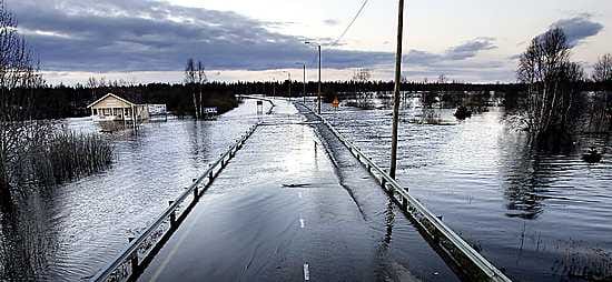 Ounasjoki tulvi Kittilässä toukokuussa 2005. Sodankylään johtava tie oli muuttunut virraksi.