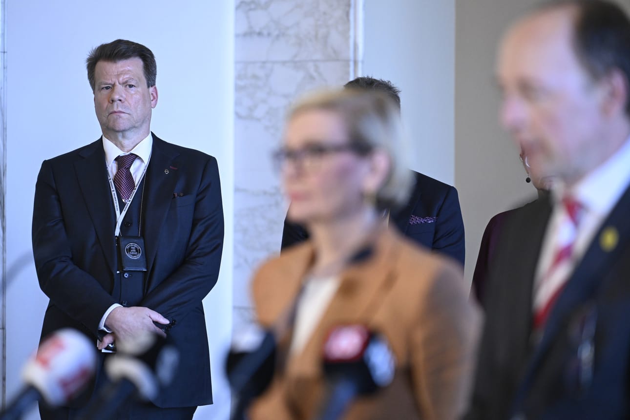 Eduskunnan turvallisuusjohtaja Aaro Toivonen kuunteli, mitä puhemies Jussi Halla-aho ja varapuhemies Paula Risikko kertoivat epäillyistä tunkeutumisista useiden kansanedustajien asuntoihin.