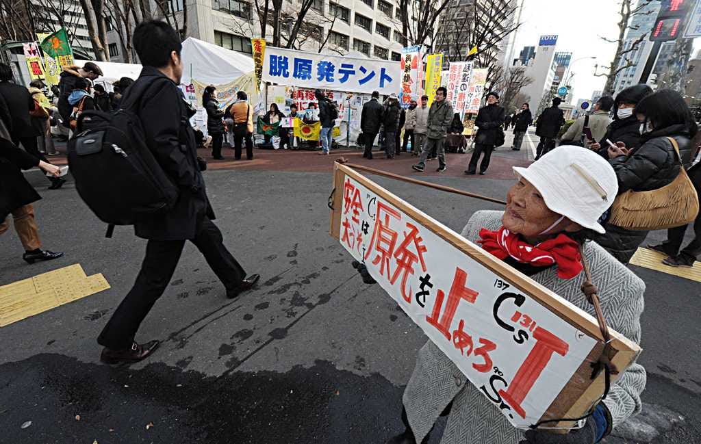 Ydinvoima herättää voimakkaita tunteita puolesta ja vastaan Japanissa. Iäkäs nainen otti osaa ydinvoiman vastaiseen mielenosoitukseen Tokiossa.