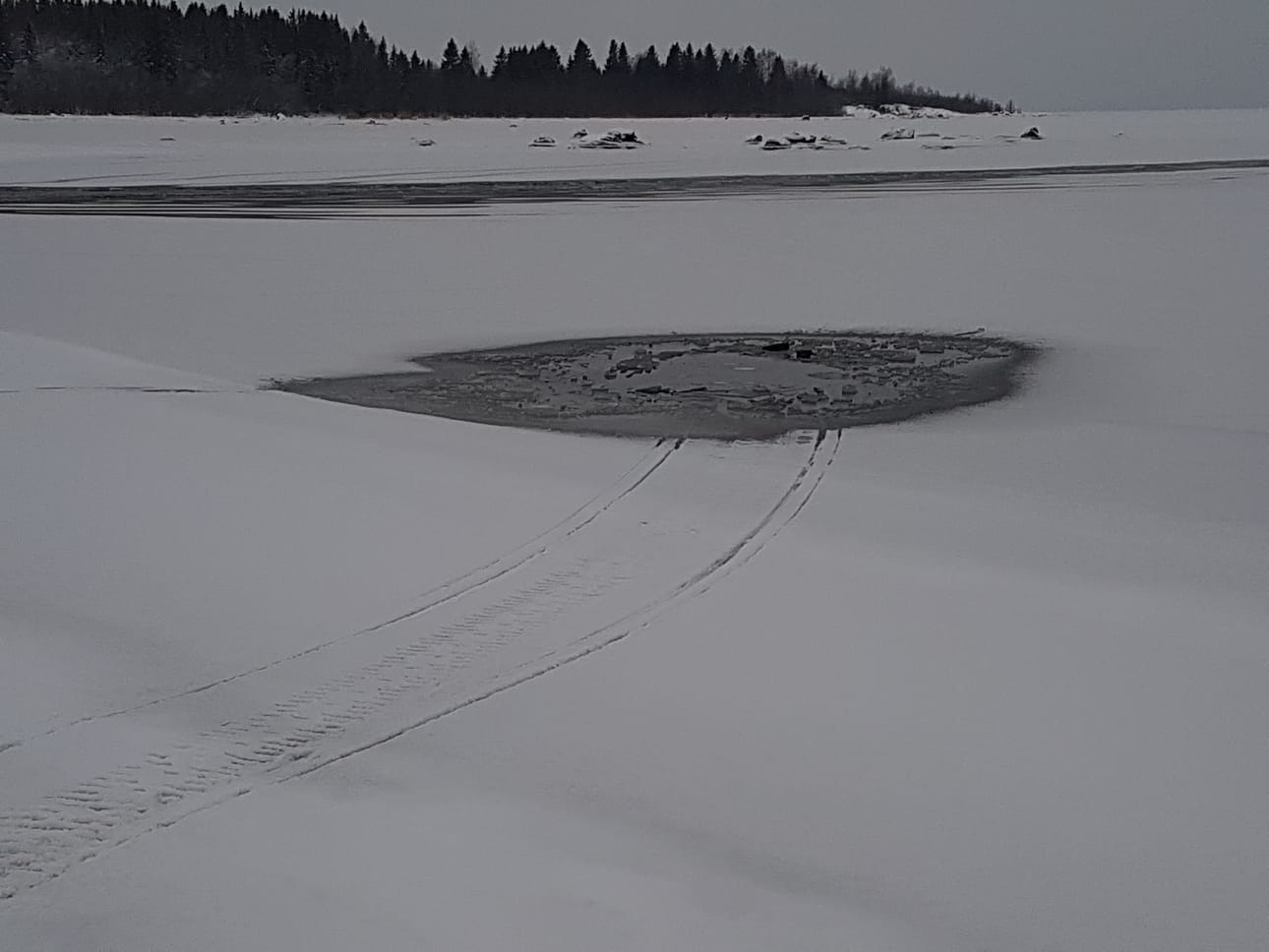 Haukiputaalla upposi moottorikelkka jäihin. Kuljettaja pelastautui.