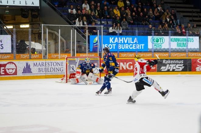 Chris DeSousa laukoi Sportin avausmaalin ensimmäisessä erässä. KUVA: JUSSI HIETIKKO