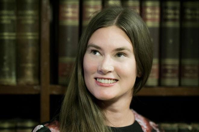 Laihialla asuvan Paula Nivukosken esikoisromaani sijoittuu 1920-luvun alun Isoonkyröön. KUVA: OTAVA