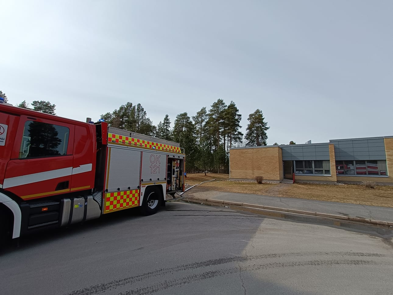 Yhdestä sammutusautosta oli vedetty letku terveysasemana toimineen rakennuksen luo.