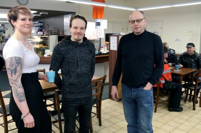 Asiakkaat saavat vastedes palvelua Noora ja Toni Turpalta. Timo Mäki-Ikola keskittyy korjaamoonsa. KUVA: ANU NAHKALA