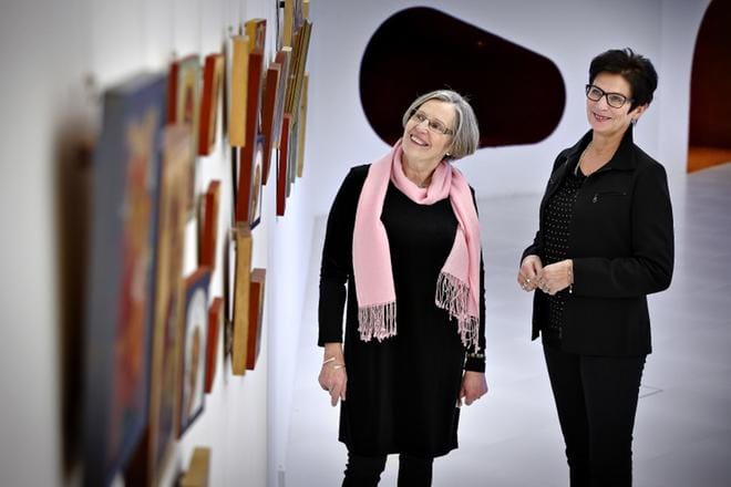 Liisa Viitanen ja Liisa Viertola tutustuivat toisiinsa ikonimaalauskurssilla. Kurssille heidät johdatti vaikea elämäntilanne. Yhteinen näyttely saa naiset kiitolliseksi ja onnelliseksi. KUVAT: TOMI KOSONEN