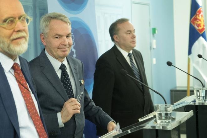 Valtiosihteeri Matti Anttonen, ulkoministeri Pekka Haavisto (vihr.) ja alivaltiosihteeri Pekka Puustinen kommentoivat ulkoministeriön al-Hol-kantaa keskiviikon tiedotustilaisuudessa. KUVA: Mauri Ratilainen