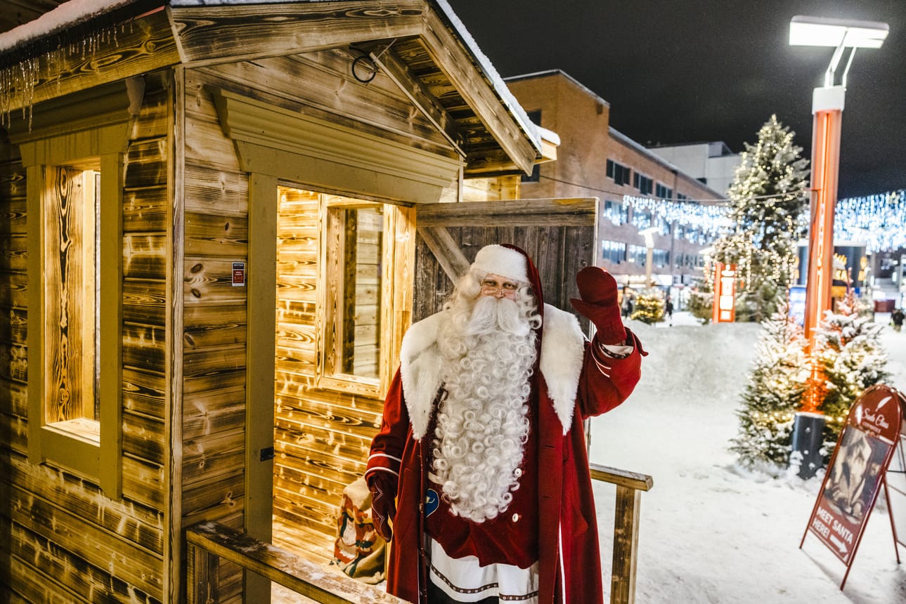 Santa Claus City Office muutti mökkiin Rovaniemen kävelykadulle jouluna 2022. Joulupukkina yrittäjä Marko Paksuniemi.