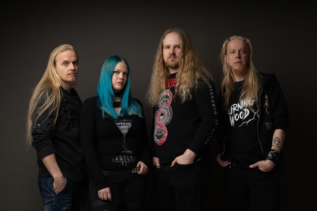 Mourning Wood -yhtyeeseen kuuluvat basisti Lari Lämpsä Oulusta, rumpali Hanna-Leena Lassila Lappajärveltä, kitaristi Eino-Akseli Koski Vaasasta ja laulaja Jussi Holopainen Kajaanista.
