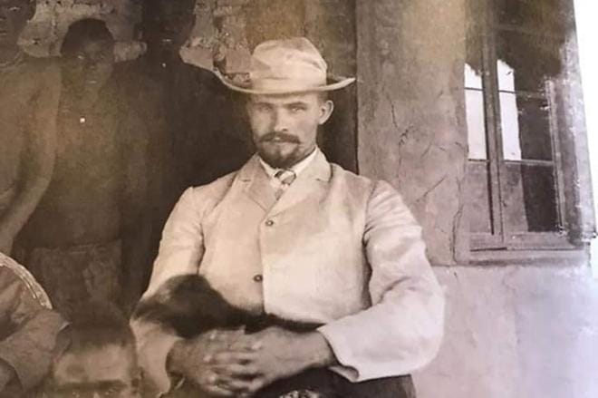 Lähetyssaarnaaja Heikki Saaren elämästä kertova näytelmä juhlistaa hänen syntymänsä 140-vuotisjuhlavuotta. Saari opetti ja toimi Ambomaalla neljällä matkallaan 1903-1947.