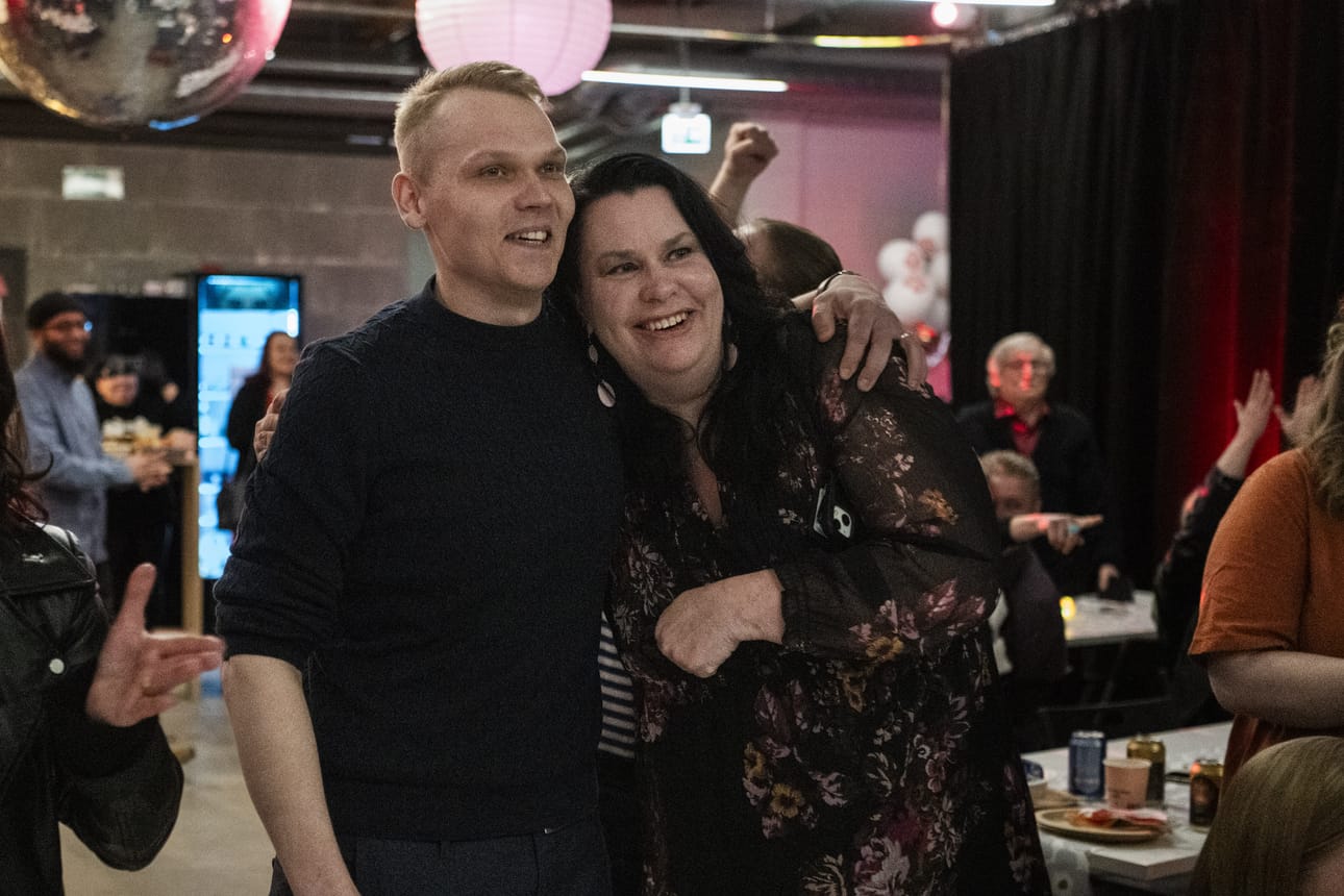 Johanna Ojala-Niemelä ja Eemeli Kajula iloitsivat hyvästä vaalituloksesta sunnuntai-iltana SDP:n Rovaniemen vaalivalvojaisissa. Kajulasta saattaa tulla Rovaniemen kaupunginvaltuuston uusi puheenjohtaja.