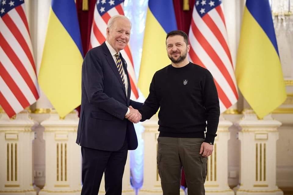 Presidentit Joe Biden ja Volodymyr Zelenskiy tapasivat maanantaina Kiovassa.