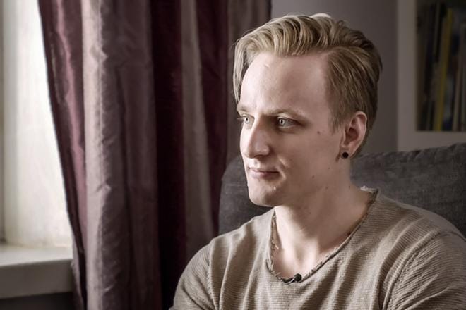 Elias Metsämaa tapaa psykoterapeutin ensimmäistä kertaa elämässään. Ohjelmassa hän kertoo, mitä terapeutti hänelle suositteli. KUVA: Antti Tuunanen/Yle Kuvapalvelu