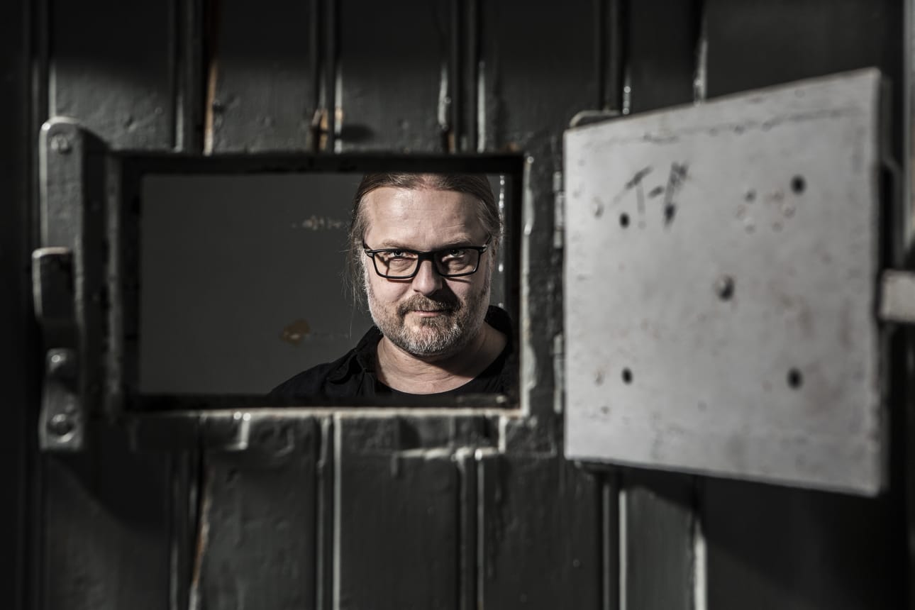 Marko Hautalan uudessa romaanissa ihmisiä on kadonnut mystisesti Vaasassa ja poliisi hakee epätoivoissaan apua paikalliselta meediolta.