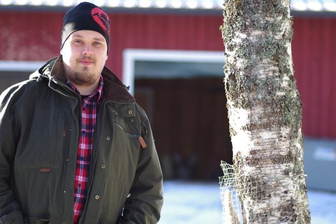 Niko Mäkelällä on kaksi ruokintapaikkaa. Yksi pihassa ja yksi maastossa. KUVA: TEEMU NIEMELÄ