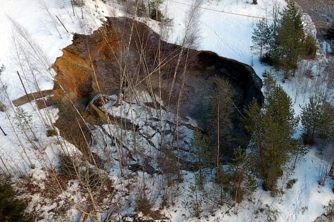 Kuva: Varsinais-Suomessa Salossa repesi maahan suurikokoinen monttu vanhalla kaivosalueella Kiskon Aijalassa tänään. Vajoama on yli 600 neliön kokoinen ja syvyydeltään 5–10 metriä. Lehtikuva / Jussi Nukari